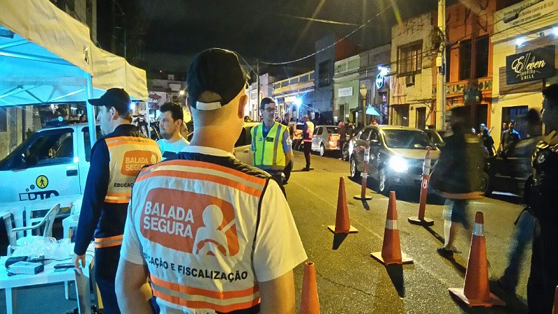 Uma das três blitze em Porto Alegre aconteceu na rua João Alfredo, na Cidade Baixa