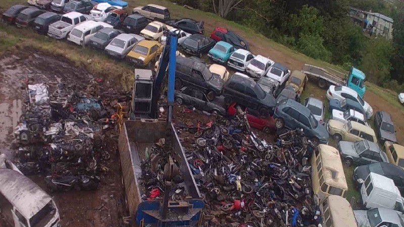 Carros velhos abandonados em depósito se transformam em matéria prima para a indústria