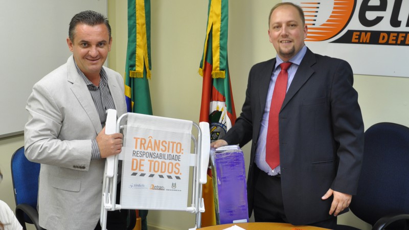 Detran/RS entrega kits educativos para Sindicato dos CFCs