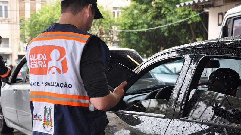 Em 2015 todos os agentes foram equipados com o talonário eletrônico de multas