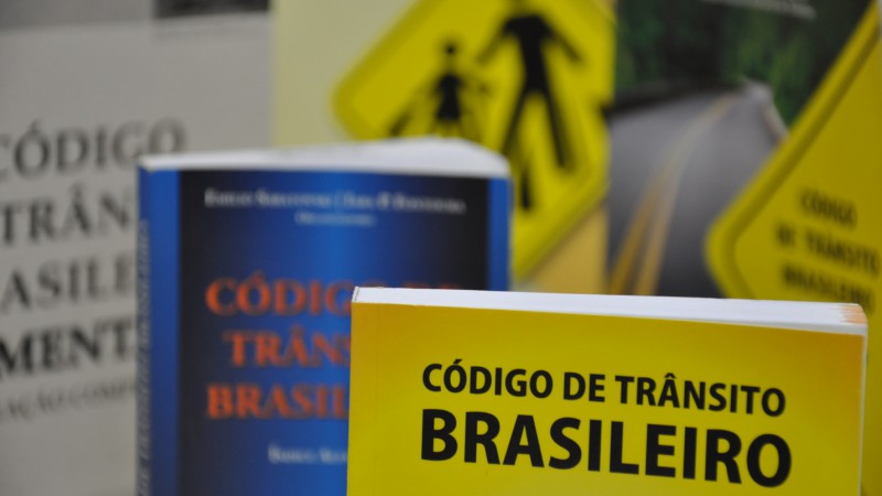 Imagem de vários Códigos de Trânsito Brasileiro.