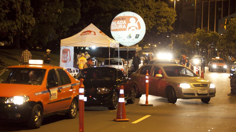 Condutores que passam pelas blitze sem obedecer à ordem de parada dos agentes sofrerão processo de suspensão do direito de dirigiir