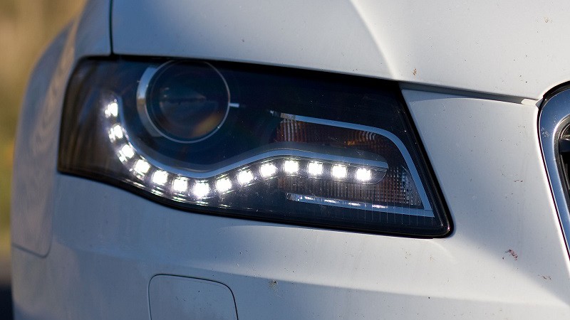 Para Denatran, faróis de rodagem diurna, conhecidos como DRL, correspondem aos faróis de luz baixa