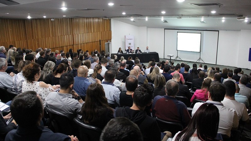 Auditório lotado de diretores de ensino que participaram do evento