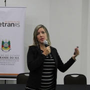 A Diretora Institucional Juliana Oliveira da Silva também apresentou o caderno pedagógico e a apostila de recursos didáticos disponibilizados pelo DetranRS