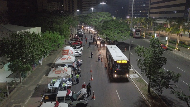 Blitz da Balada Segura vista de cima em uma avenida movimentada