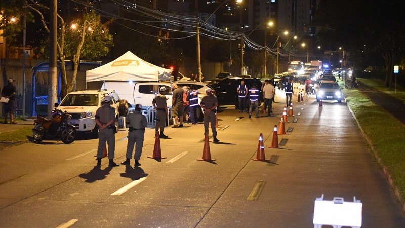 Foto de blitz da Balada Segura realizada a noite, na avenida Ipiranga, em Porto Alegre