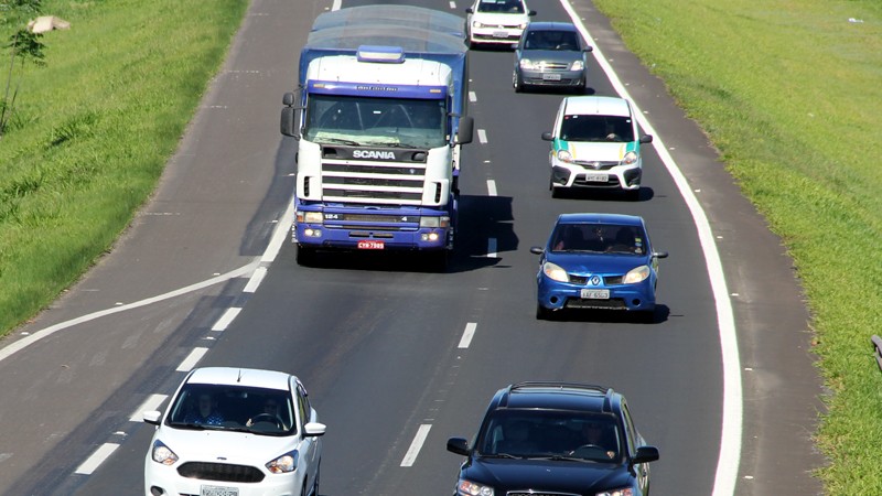 estrada com carros e caminhão