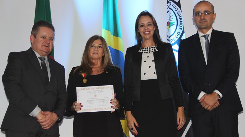 Diza Gonzaga homenageada com medalha e certificado
