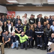 Agentes de trânsito posam para foto com a diretora institucional