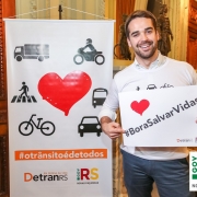 Governador Eduardo Leite veste a camisa do DetranRS. No cartaz: #BoraSalvarVidas