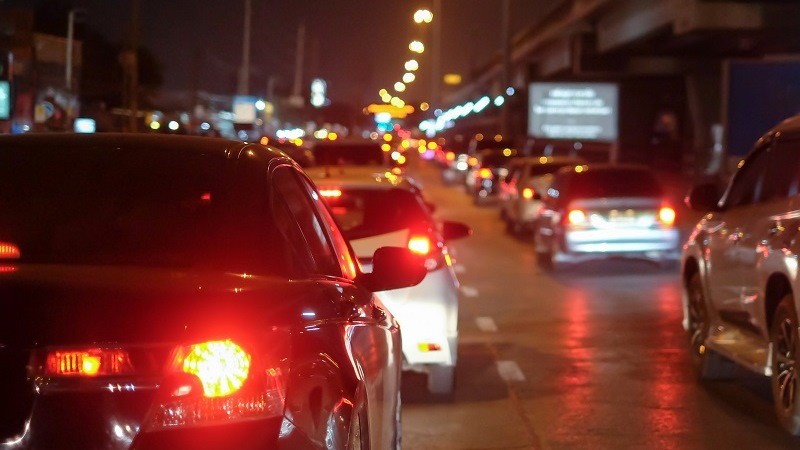 Imagem de trânsito urbano durante a noite