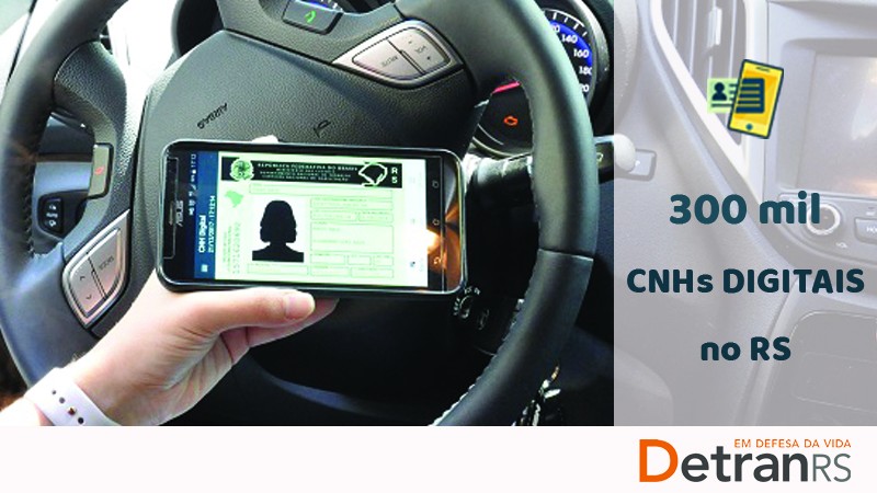 Foto da mão de uma condutora que, sentada no veículo, mostra o celular onde na tela aparece uma imagem ilustrativa de uma CNH Digital