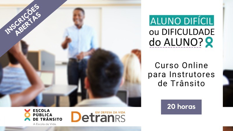 Em uma sala da aula, alunos de costas observam professor falando. Nome do curso: Aluno difícil ou dificuldade do aluno? Inscrições abertas. Curso online para instrutores de trânsito. 20horas. Escola Pública de Trânsito DetranRS