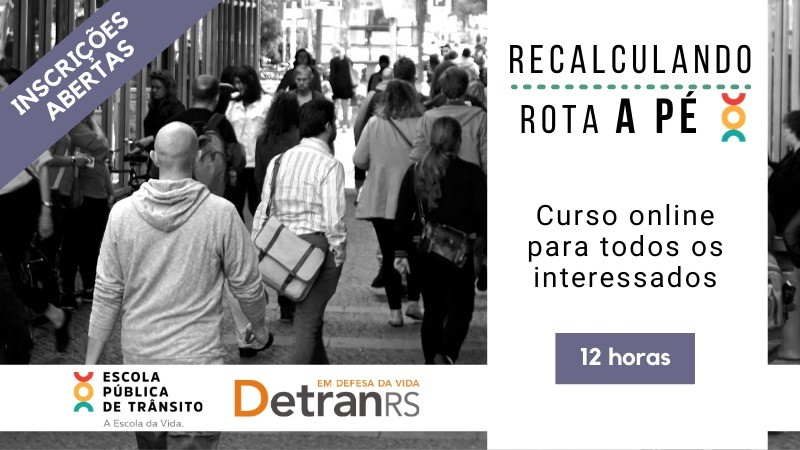 Cena de uma cidade com grande circulação de pedestres