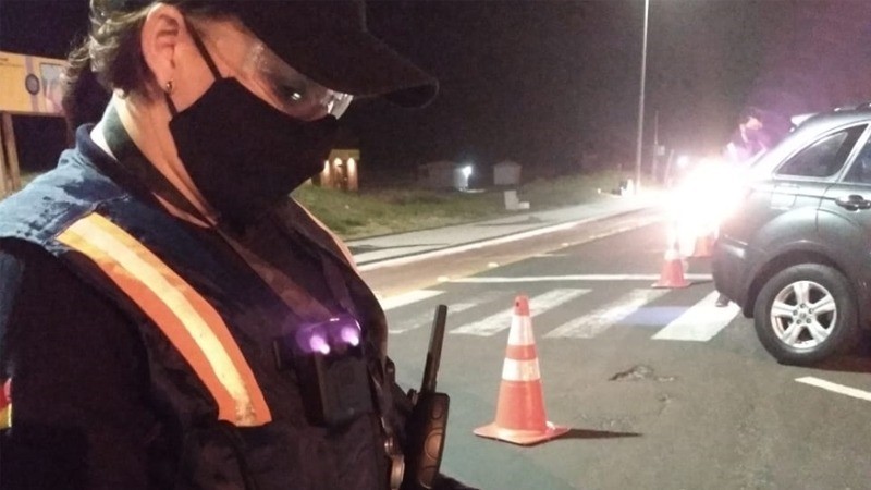 Agente de trânsito feminina utiliza body camera em abordagem da Balada Segura