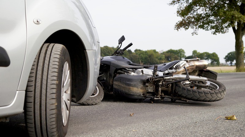 Acidente em rodovia envolvendo uma moto e um carro