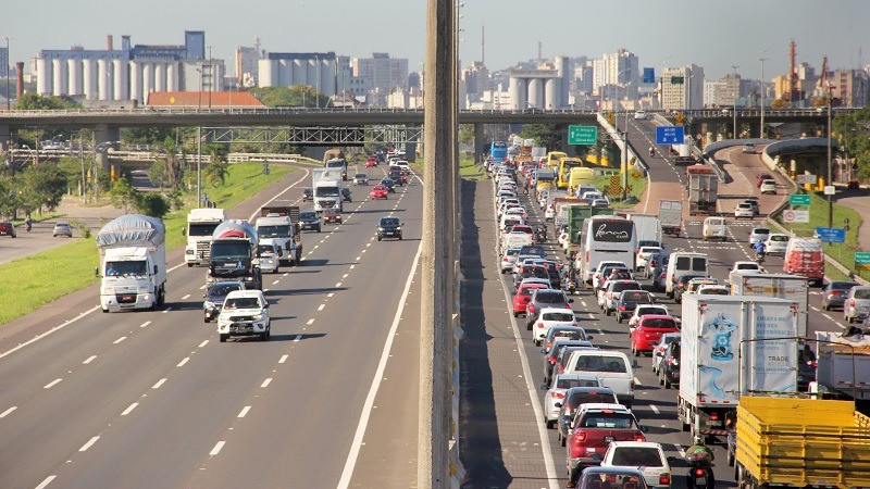 Estrada com fluxo intenso de veículos