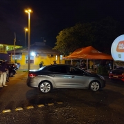 Imagem noturna que mostra veículos estacionados na blitz da Balada Segura, onde policiais rodoviários federais e agentes do DetranRS fiscalizam condutores