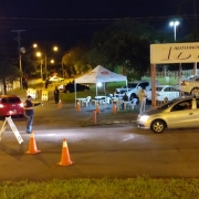 Foto noturna que mostra a tenda da Balada Segura e a atuação dos agentes na blitz