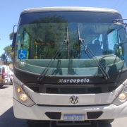 Ônibus branco com cílios colados nos faróis