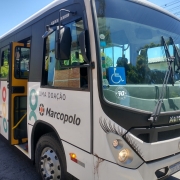 Visão lateral do ônibus com identidade visual da Escola Pública de Trânsito do DetranRS