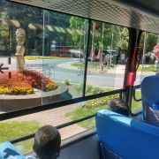 Da janela do ônibus, crianças observam o Kikito, estátua do troféu eferecido aos vencedores do Festival de Cinema de Gramado