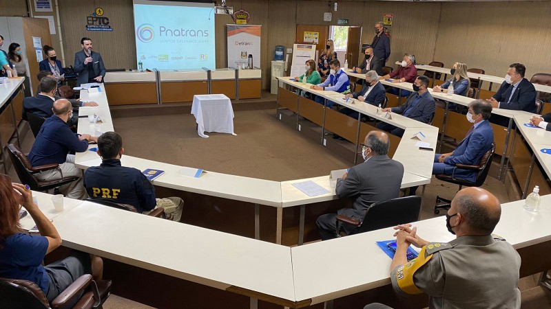 Imagem das autoridades presentes no auditório, onde foi assinado o Termo de Compromisso com o Pnatrans