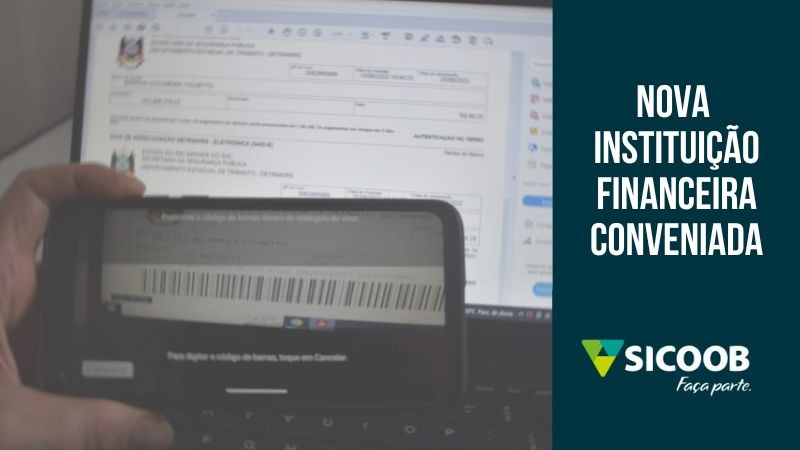 Foto horizontal desfocada mostra uma guia de arrecadação na tela de um notebook e uma mão com um celular aponta o leitor para o código de barras. À direita um box azul traz o seguinte texto: nova instituição financeira convenciada, e logo abaixo o logo do Sicoob