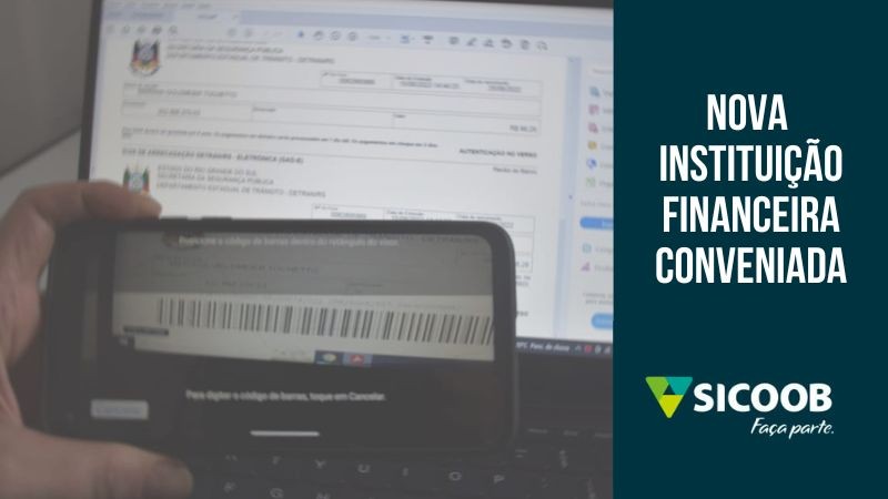 Foto horizontal desfocada mostra uma guia de arrecadação na tela de um notebook e uma mão com um celular aponta o leitor para o código de barras. À direita um box azul traz  o seguinte texto: nova instituição financeira convenciada, e logo abaixo o logo do Sicoob