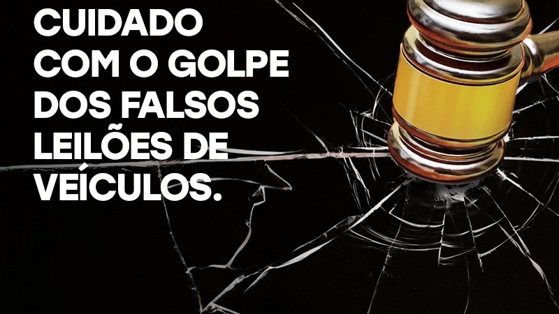 Fotografia horizontal colorida tem um martelo de leiloeiro quebrando uma superfície de vidro. Na parte superior esquerda, em letras maiúsculas, o texto: cuidado com o golpe dos falsos leilões de veículos.