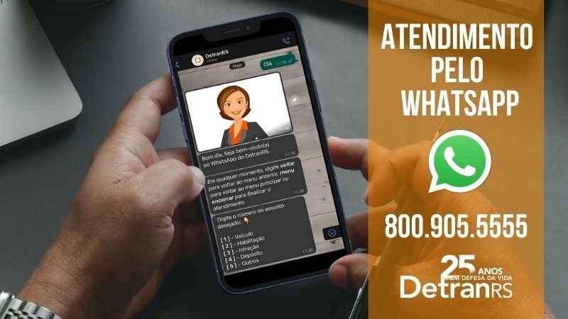Imagem de um homem com celular na mão, que mostra na tela o aplicativo WhatsApp aberto em uma conversa com o atendimento do DetranRS. O texto de apoio informa o número 8009055555