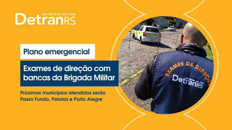 Arte horizontal colorida contendo uma foto em destaque em um círculo à direita onde está um examinador de trânsito de costas e ao fundo um carro de autoescola fazendo baliza. À esquerda em blocos retangulares, o texto: plano emergencial. Exames de direção com bancas da Brigada Militar. Próximos municípios atendidos serão Passo Fundo, Pelotas e Porto Alegre