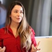 Alana Lacerda fazendo sua fala aos presentes