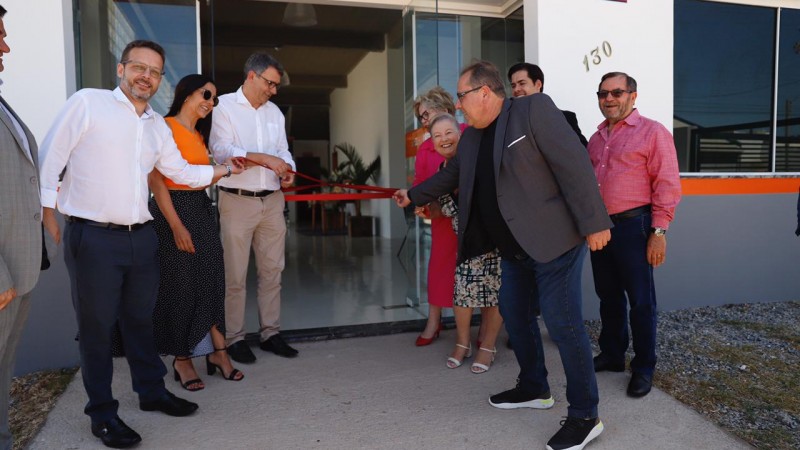 Autoridades rompem a fita em ato de inauguração do espaço