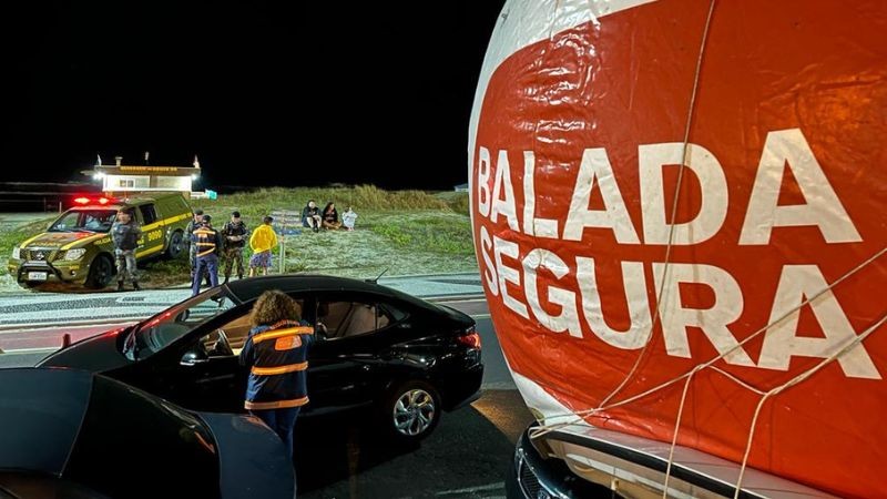 Foto noturna da ação da Balada Segura na praia, no período do Carnaval 2023