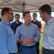 Imagem das autoridades visitando a tenda Balada Segura, no evento no Cassino