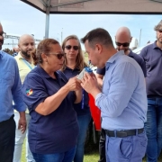 Secretário da Segurança Pública Sandro Caron realizando o teste do bafômetro com a equipe do DetranRS, incluindo o diretor Mennet