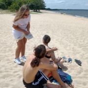 Casal sentado na areia conversou com a servidora do DetranRS