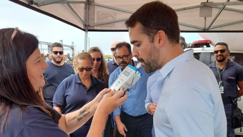 Eduardo Leite realiza teste de bafômetro com a agente do DetranRS