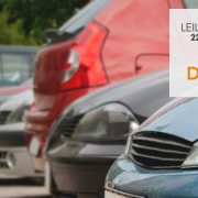 pátio com veículos estacionados lado a lado