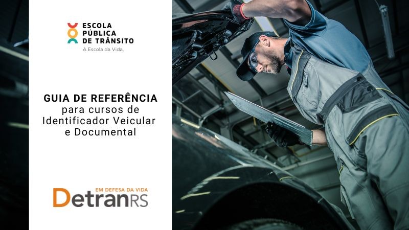 Foto horizontal colorida mostra homem branco de macacão e bone segurando uma prancheta e olhando parte interna do capô do carro. Uma faixa vertical à esquerda traz o logo do DetranRS e da Escola Pública de Trânsito, além do título Guia de Referencia para cursos de Identificador Veicular e Documental