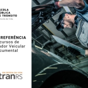 Foto horizontal colorida mostra homem branco de macacão e bone segurando uma prancheta e olhando parte interna do capô do carro. Uma faixa vertical à esquerda traz o logo do DetranRS e da Escola Pública de Trânsito, além do título Guia de Referencia para cursos de Identificador Veicular e Documental