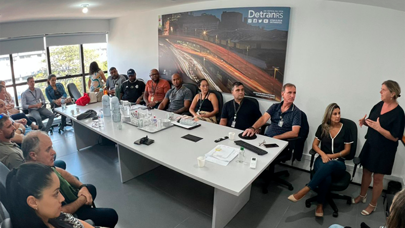 Equipes de fiscalização do DetranRS reunidas em sala da sede da Autarquia