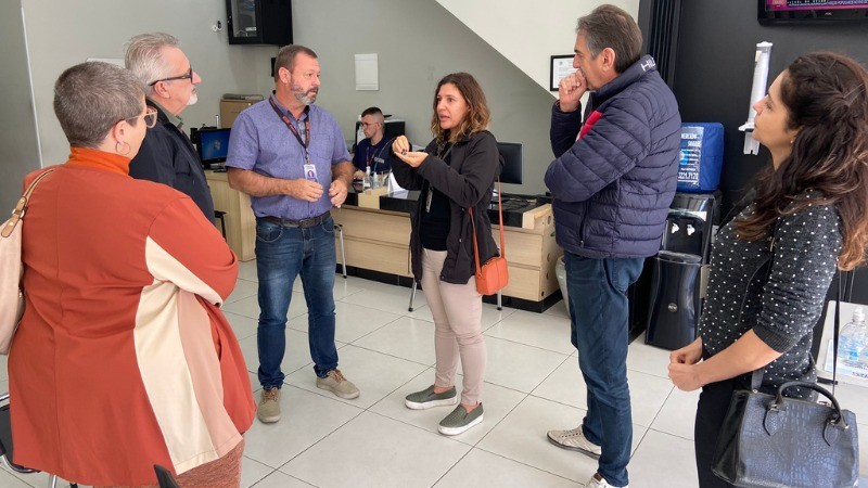 Profissionais dos Detrans do RS e PR fazem visita a um Centro de Formação de Condutores, em Porto Alegre