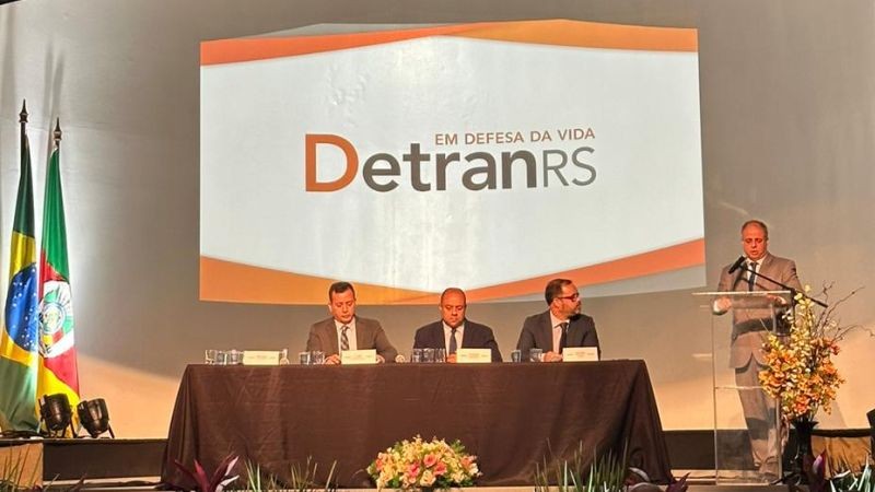 Na mesa de autoridades, secretário da Segurança Pública, Sandro Caron, o chefe da Polícia Civil, delegado Fernando Sodré, o diretor-geral adjunto do DetranRS, Rafael Mennet. em pé, fazendo seu discurso, diretor Mauro Caobelli