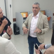 Foto horizontal colorida mostra pessoas em roda conversando