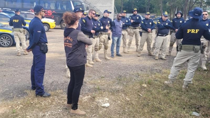 Agentes do detran e PRF durante treinamento