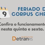 card onde está escrito feriado de corpus christi. Confira o funcionamento nesta quinta e sexta.