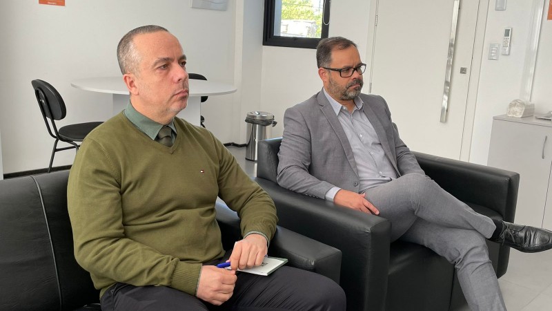 Da esquerda para a direita, sentados em poltronas lado a lado, Sérgio Malta, da Abin, e Raffael Mennet, diretor geral adjunto do DetranRS